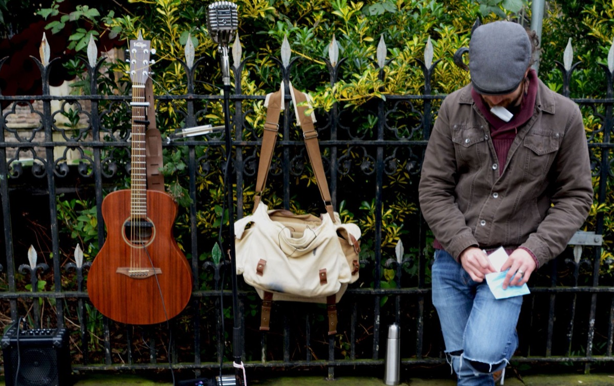 Spanischer Gitarrensänger mit Amplifier