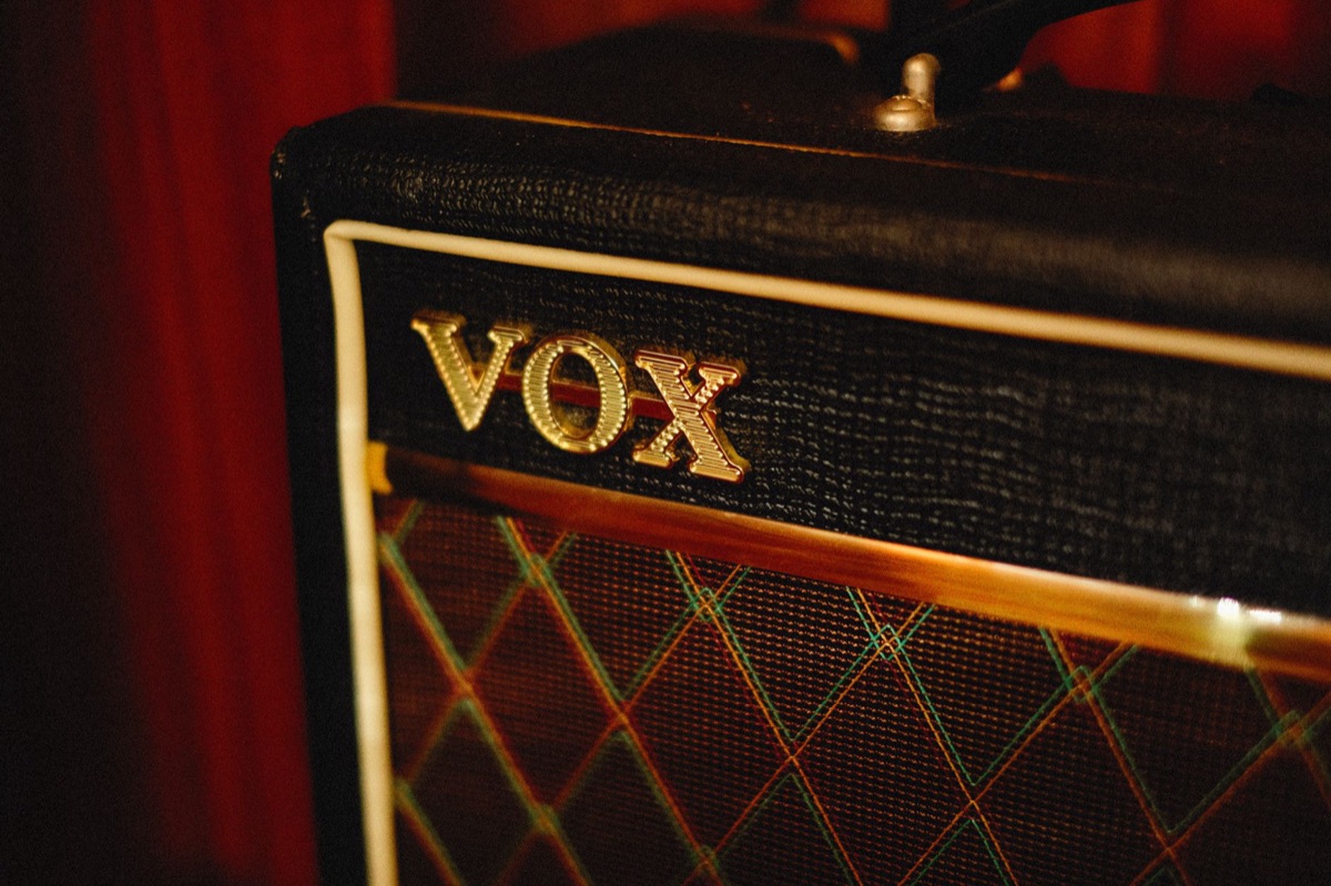 Spanischer Musikstudio mit Vintage-Apparaten