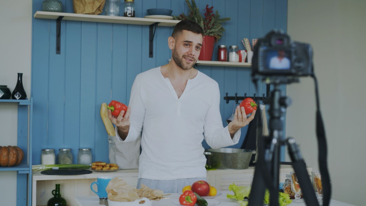 influencer española con cámara de youtube