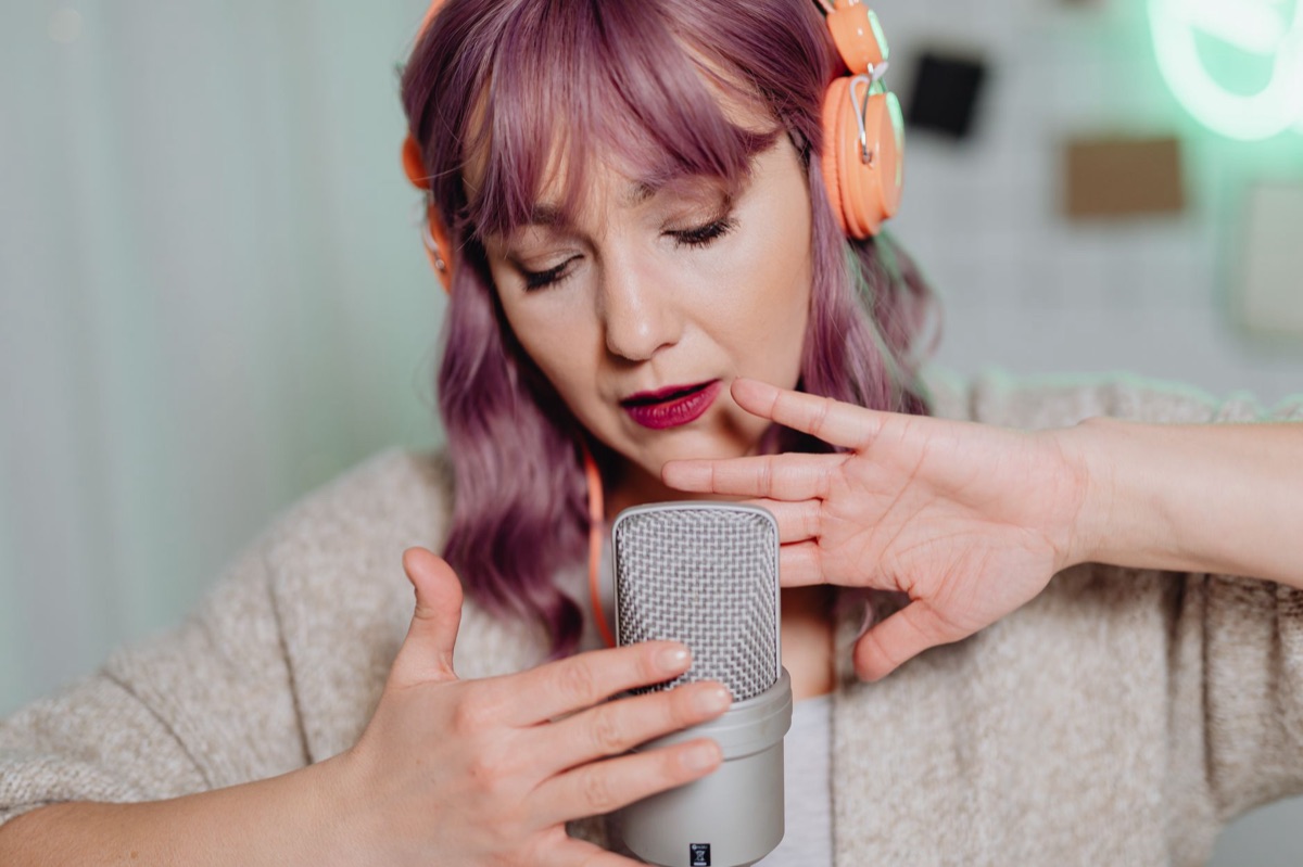 influencer spagnolo con microfono