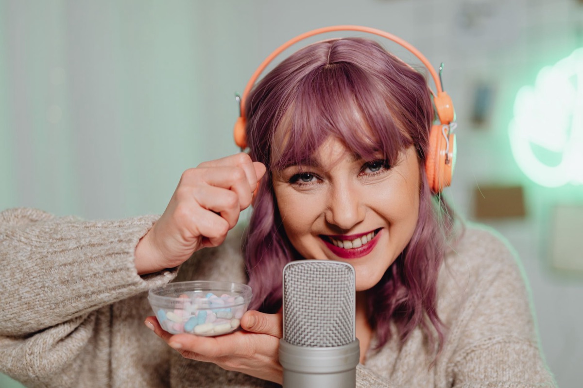 Spanjaanse youtuber met microfoon en orenstuk