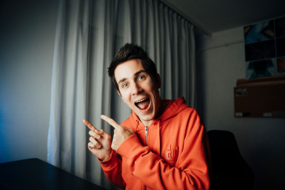 influencer com milhares de inscritos em telão