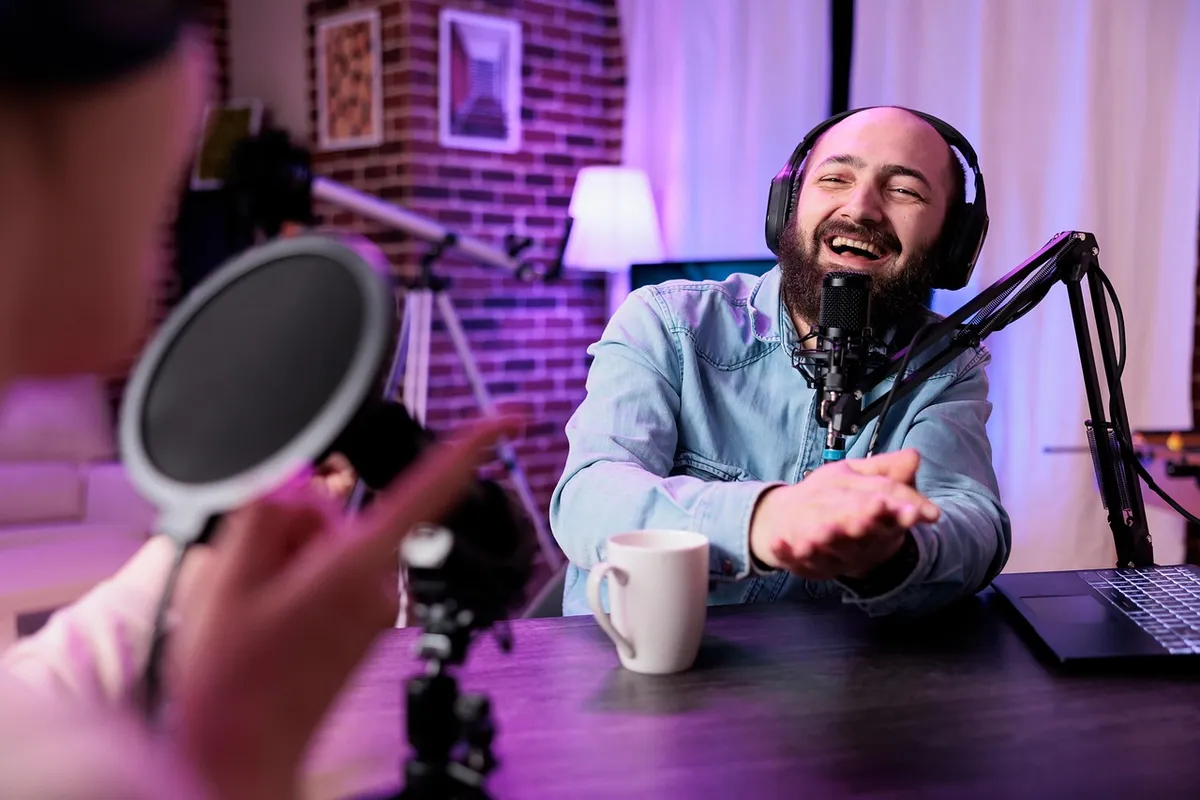 podcast, video, broadcast, record, recording, computer, livestream, live, blog, streaming, blogger, influencer, vlogger, presenter, production, online, micropho