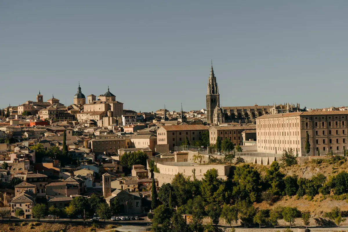 Panoramic view of Toledo, Spain highlighting iconic architecture under a clear blue sky.