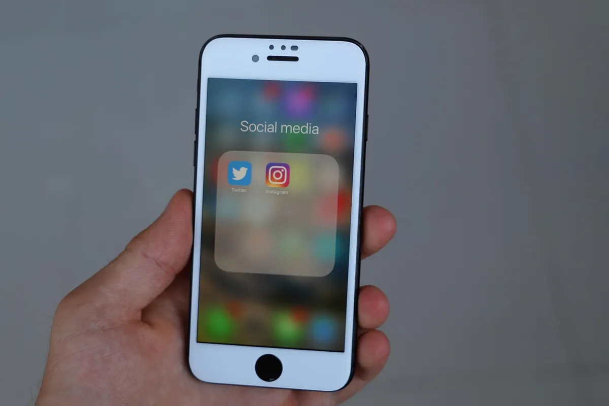 iphone, smartphone, social media, phone, mobile phone, icon, display, app, social networks, internet, social, facebook, twitter, instagram, twitter, twitter, tw