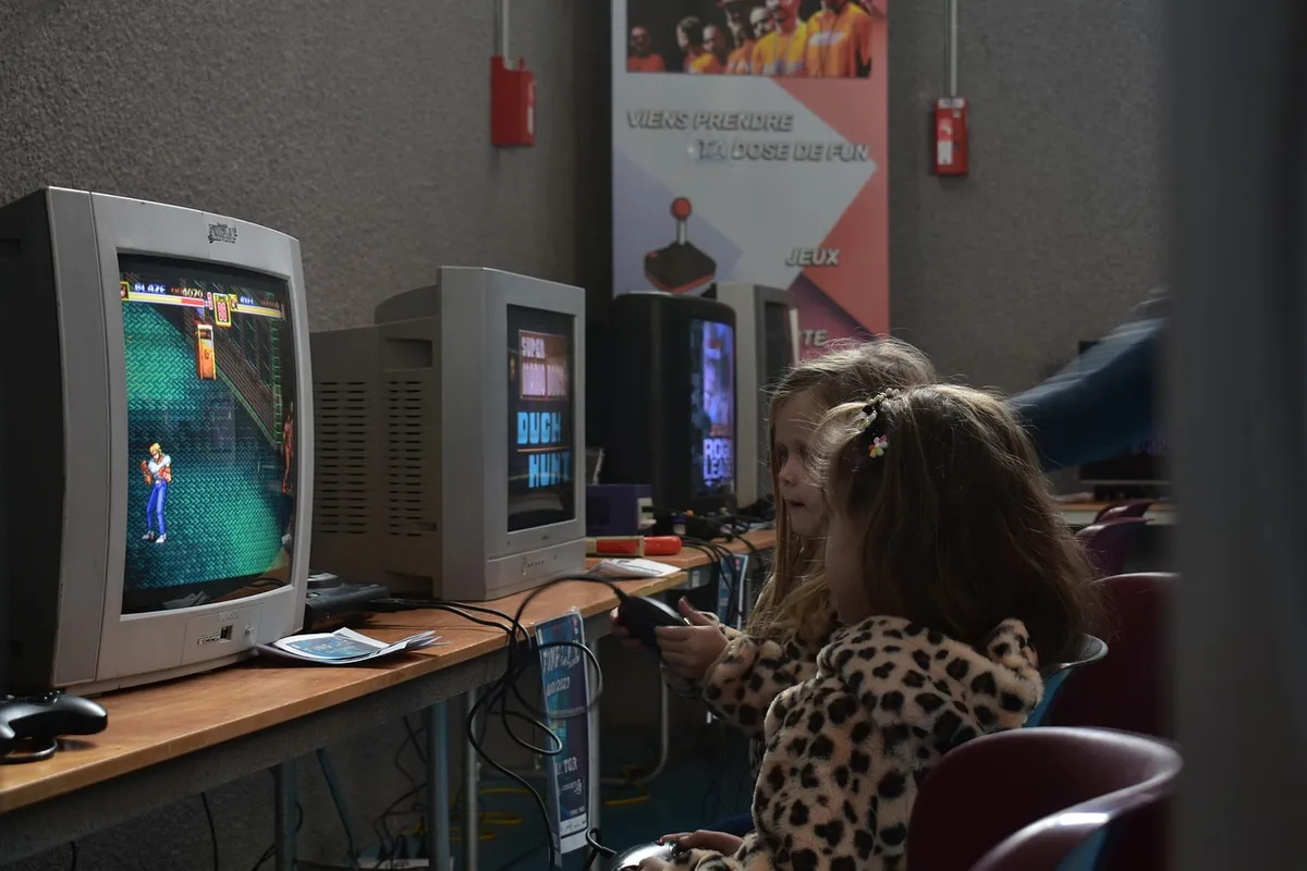 レトロゲーム、ゲームコンソール、ビデオゲーム、ヴィンテージ、画面、テレビ、ニンテンド、セガ、Microsoft、プレイヤー、趣味、楽しみ、プレイ、銃、コントローラー、子供、ビデオゲーム、V